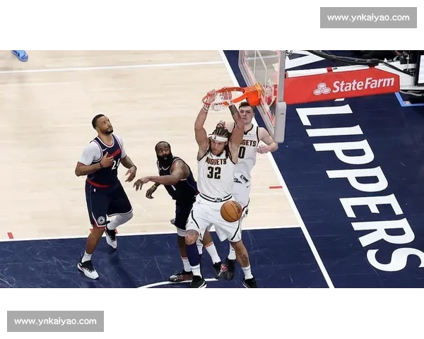 力劈华山！史密斯隔人补扣领衔总决赛十佳球